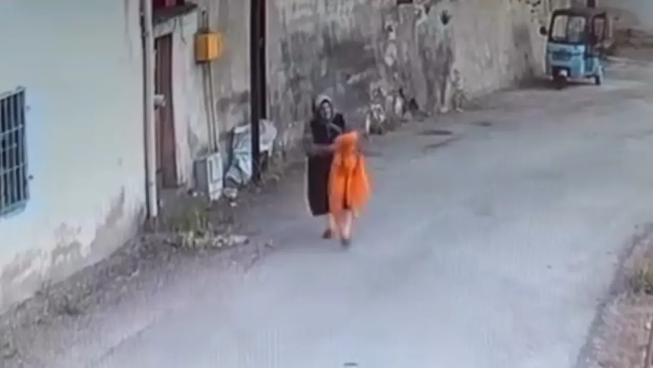 Kuruması için direğe asmıştı! Yatak örtüsünü çalan kadın kameraya yakalandı