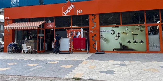 Muğla'da Koç Holding'e bağlı Koçtaş'a taşlı saldırı