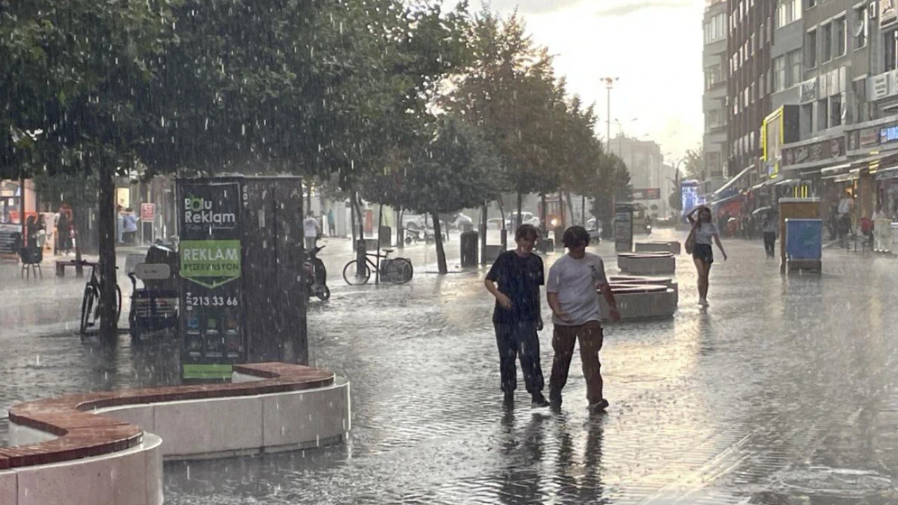 Uşak'ta tıra çarpan otomobildeki 4 kişi yaralandı
