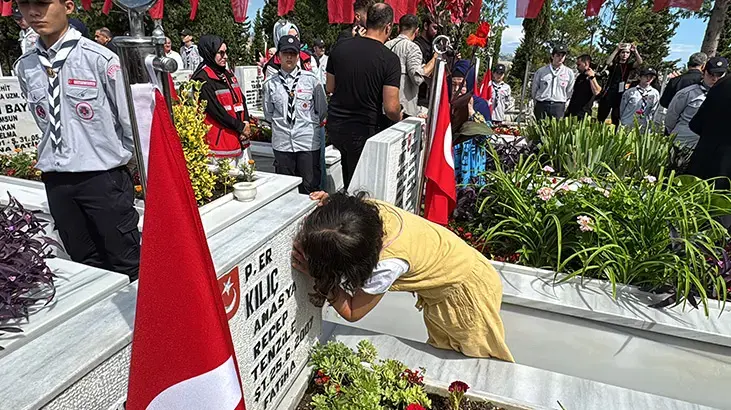 15 Temmuz töreninde duygulandıran an! Hiç görmediği şehit dayısının fotoğrafını öptü