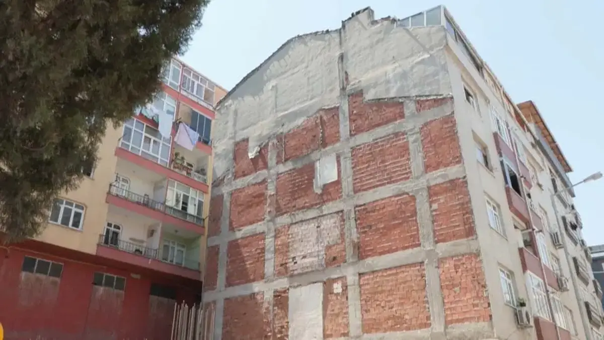 Bile bile lades: Mühürlenen riskli binada oturmaya devam ediyorlar!