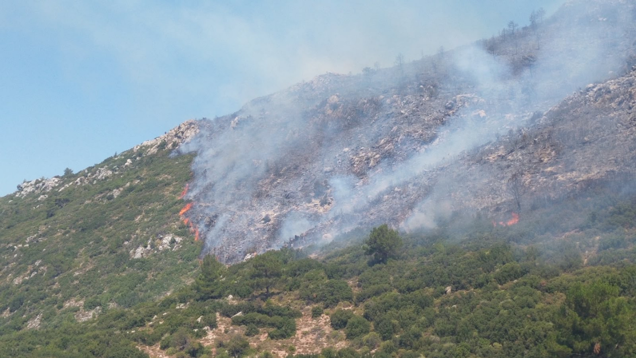 Antalya'nın Kaş ilçesinde yangın: Havadan ve karadan müdahale sürüyor