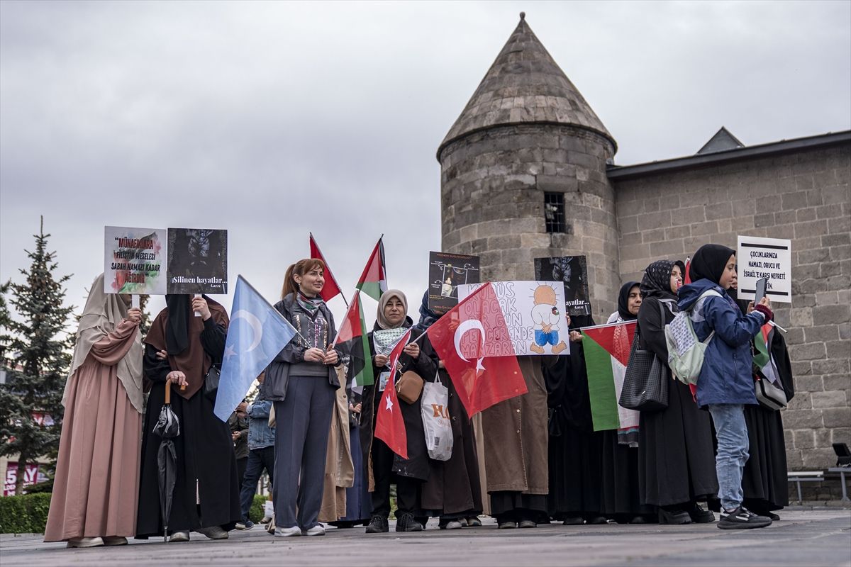 Erzurum'da sağlıkçılar Gazze için sessiz yürüyüşlerini 134. haftada sürdürdü