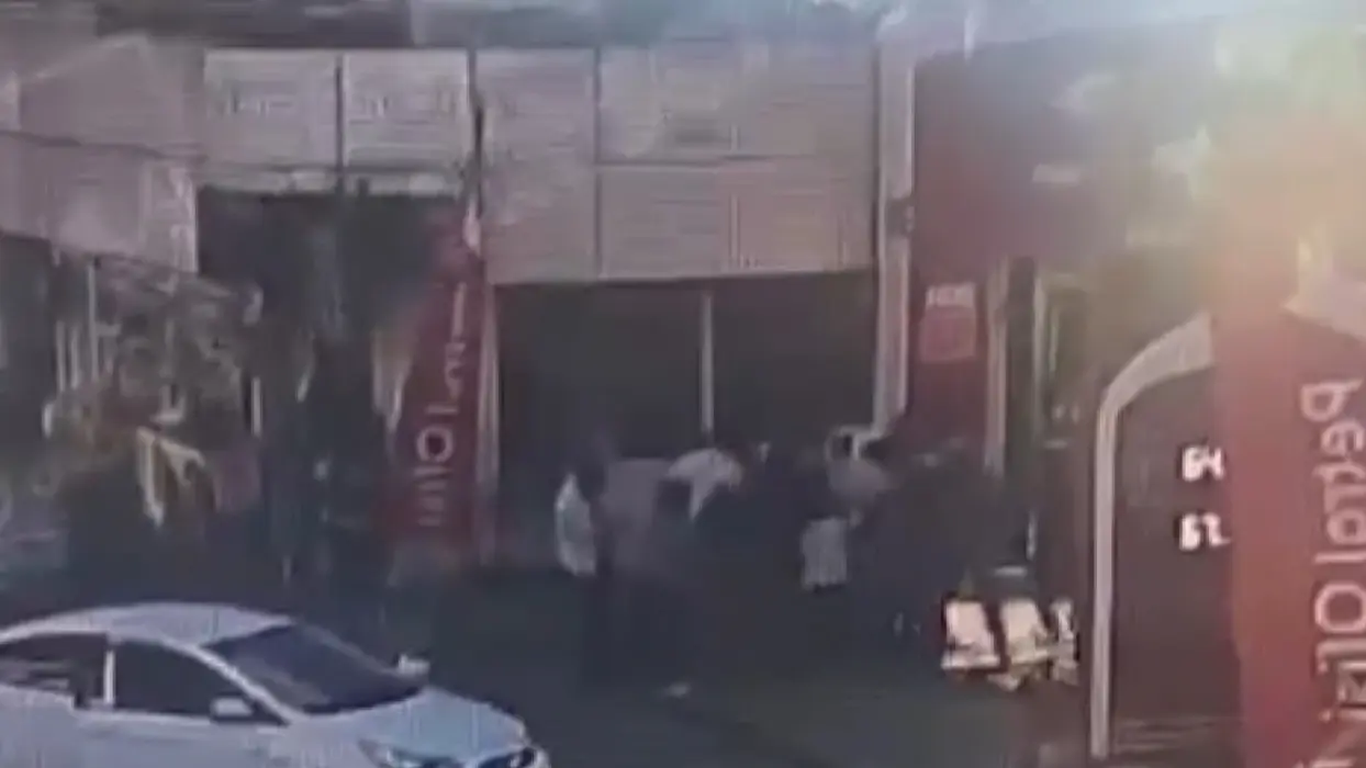 'Önüne bak' tartışması kavgayla bitti! Ortalık bir anda savaş alanına döndü