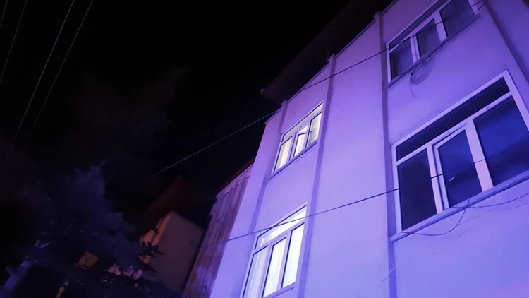 Aksaray'da eşi eve almayınca çatıdan girmeye çalışan genç 3'üncü kattan düştü