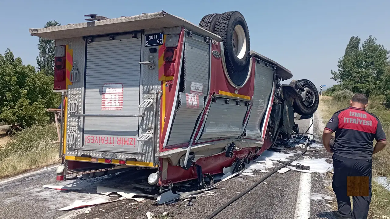 İzmir'de kaza ihbarına giden itfaiye aracı devrildi