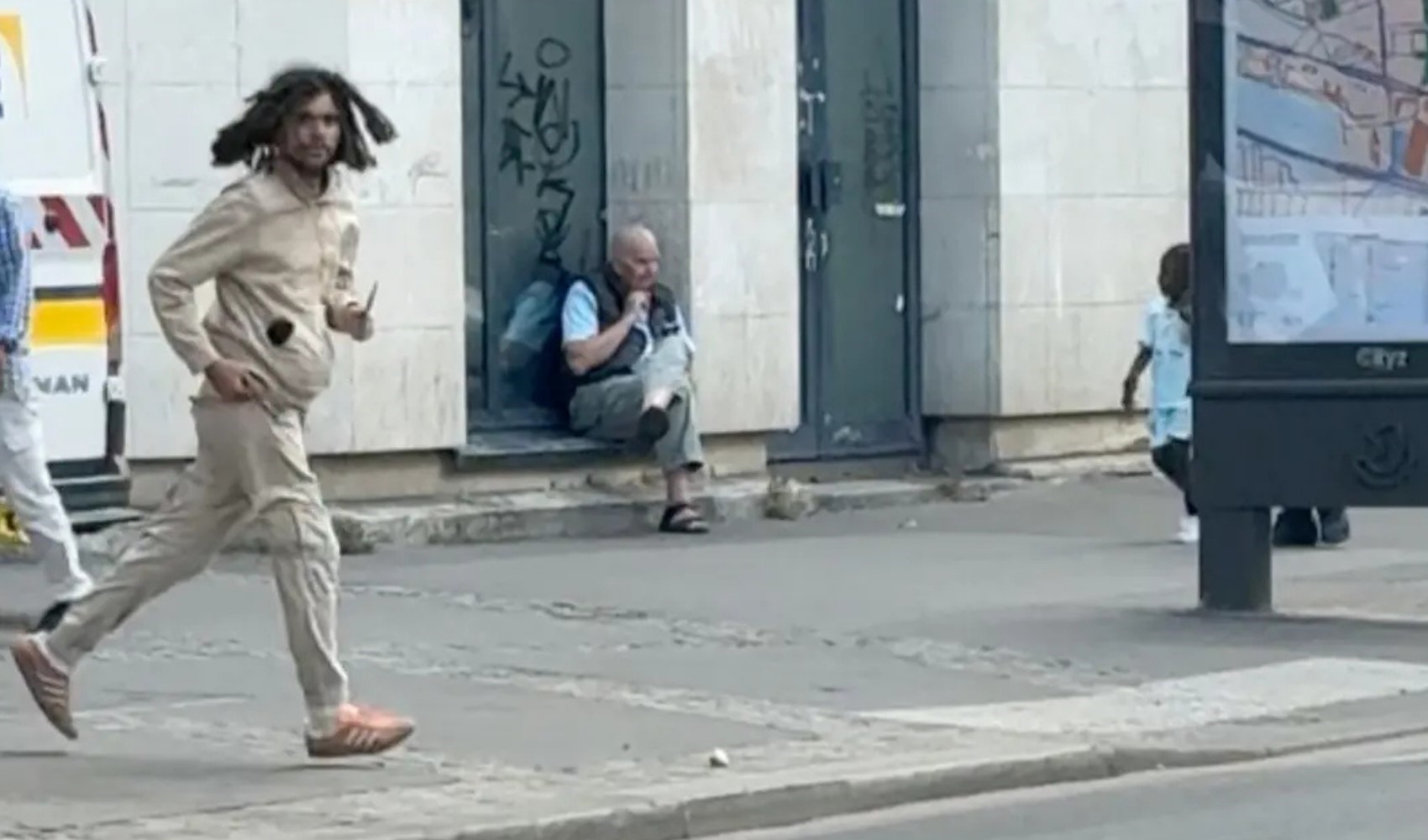 Paris’te bıçaklı saldırı: Hamile bir kadının da aralarında olduğu üç kadın yaralandı