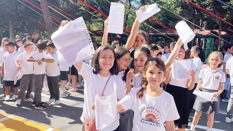 Okullarda karne sevinci... ‘18 milyon’un tatili başladı