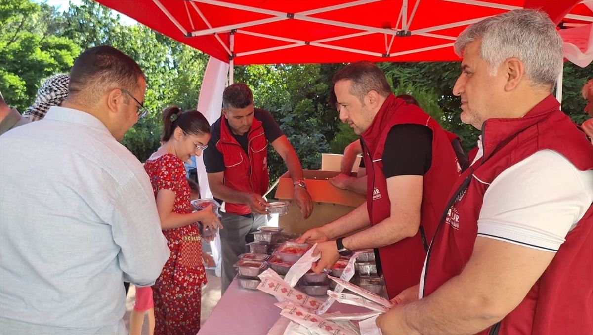 Diyarbakır'da aşure ikramı