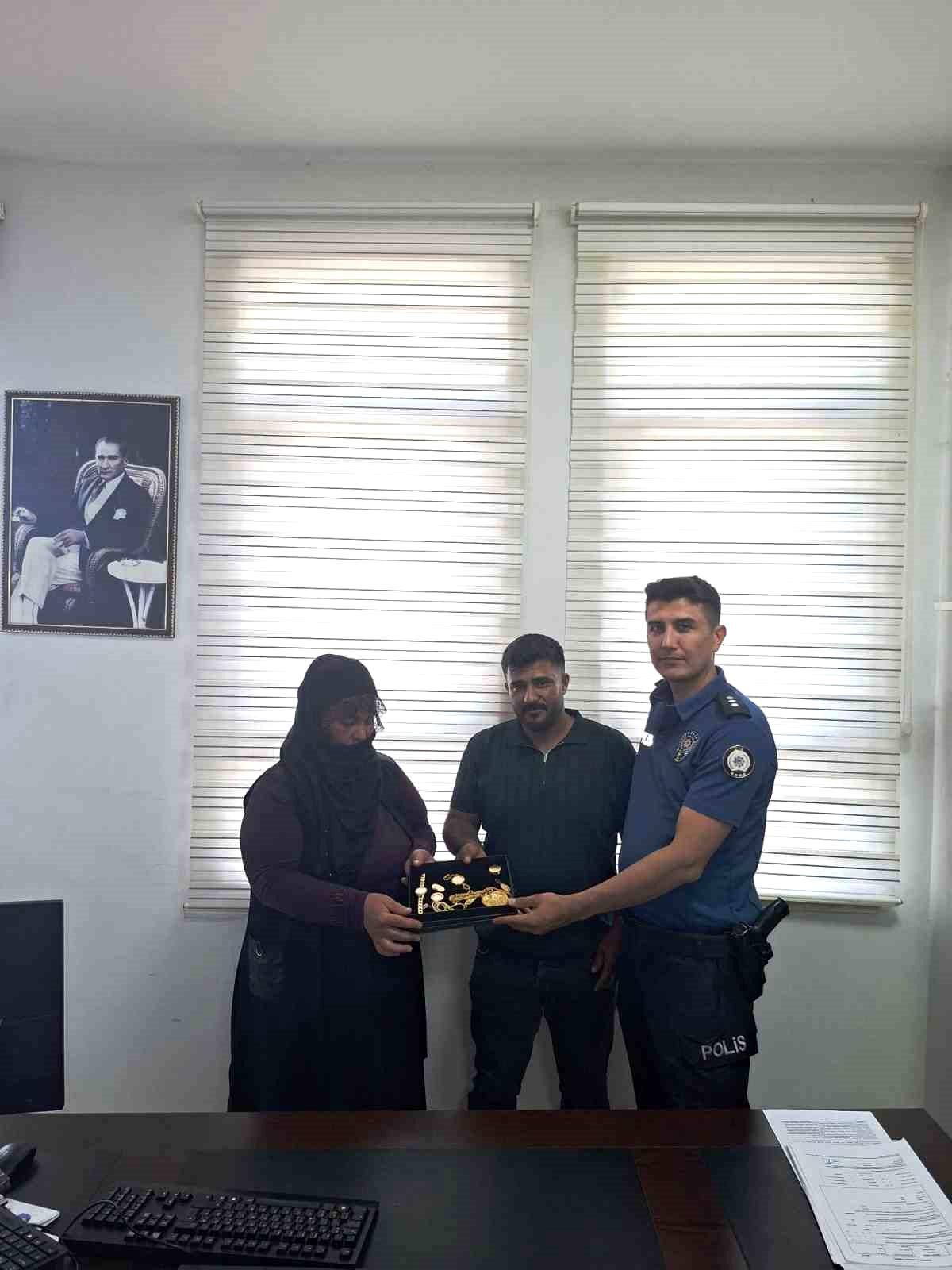 Muş'ta örnek davranış: Bulduğu ziynet eşyalarını sahibine ulaştırdı