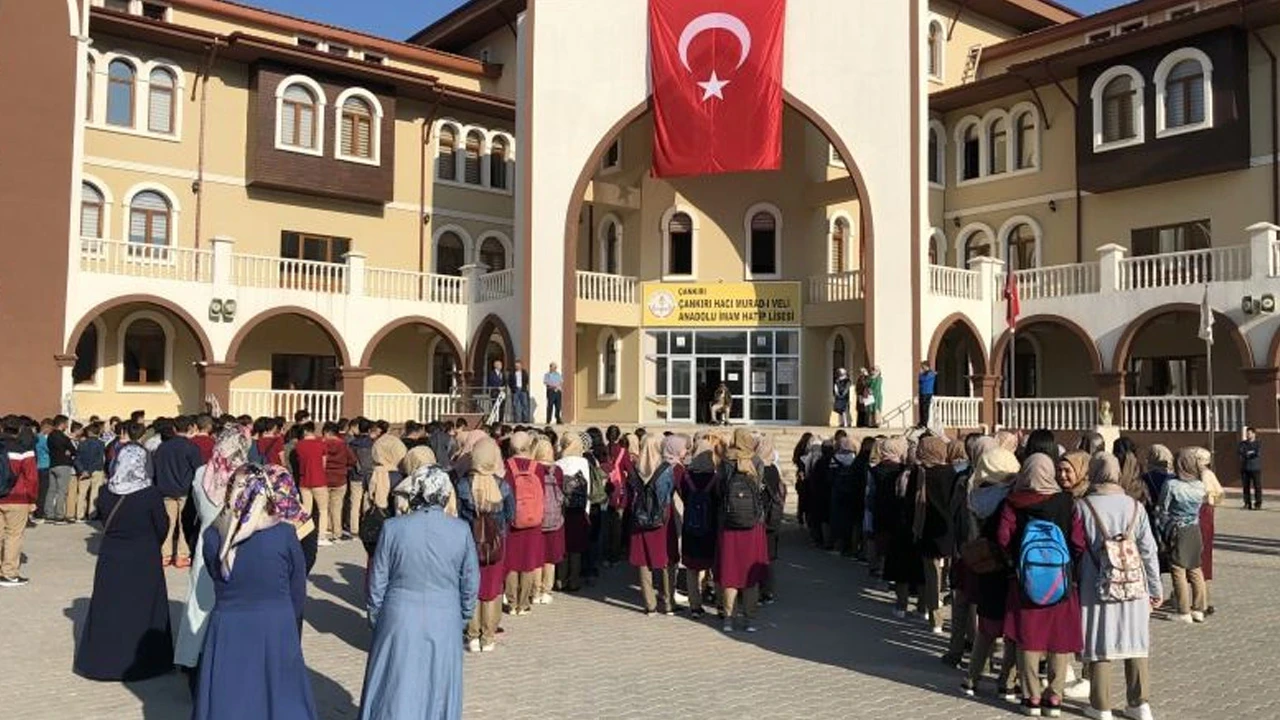 İmam hatipte tepki çeken afiş! YKS'de derece yapan kız öğrencilere sansür