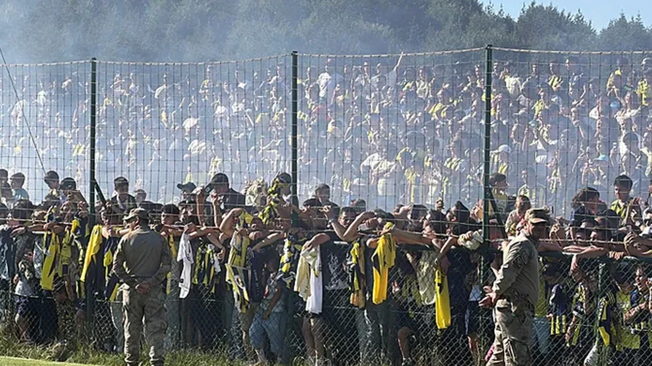 Fenerbahçe, çalışmalarını taraftara açık idmanla sürdürdü