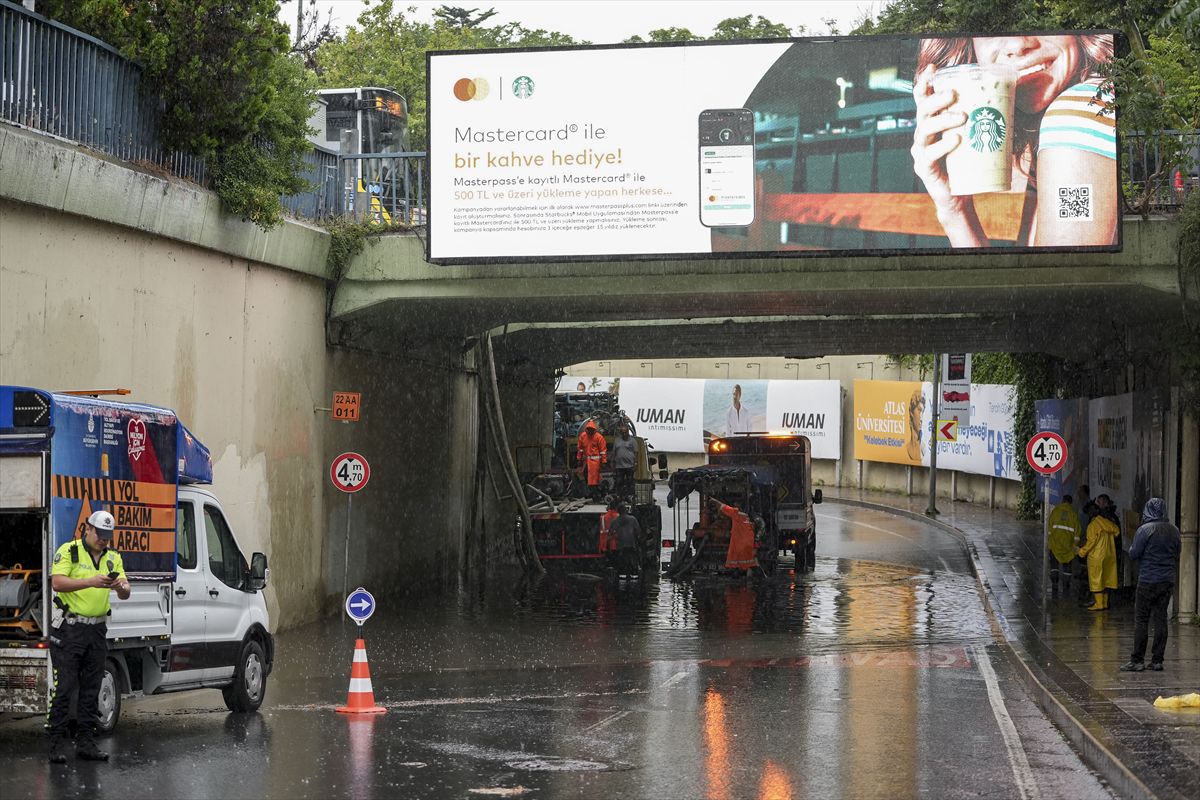 Şişli'de sağanak nedeniyle alt geçidi su bastı