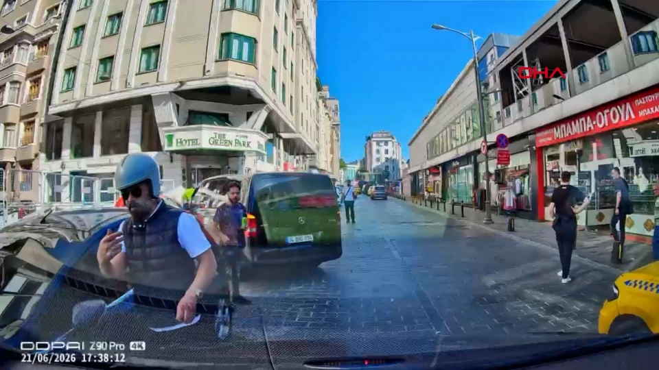 İstanbul Beyoğlu'nda Motosikletli İkili İle Sürücü Arasında Gerilim