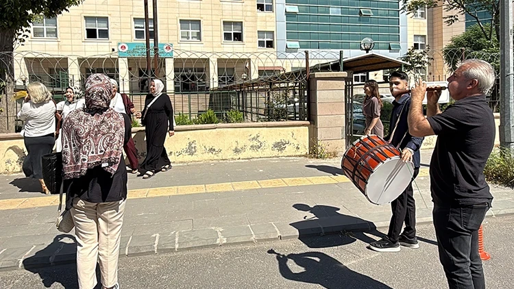 Yer: Diyarbakır | Davası sonuçlanan kadın davul zurna çaldırıp ailesiyle halay çekti