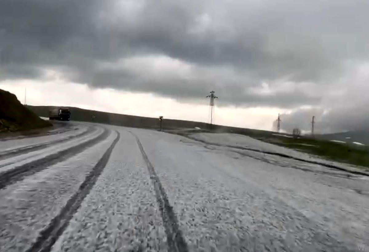 Ardahan'da dolu yağışı yolu beyaza bürüdü