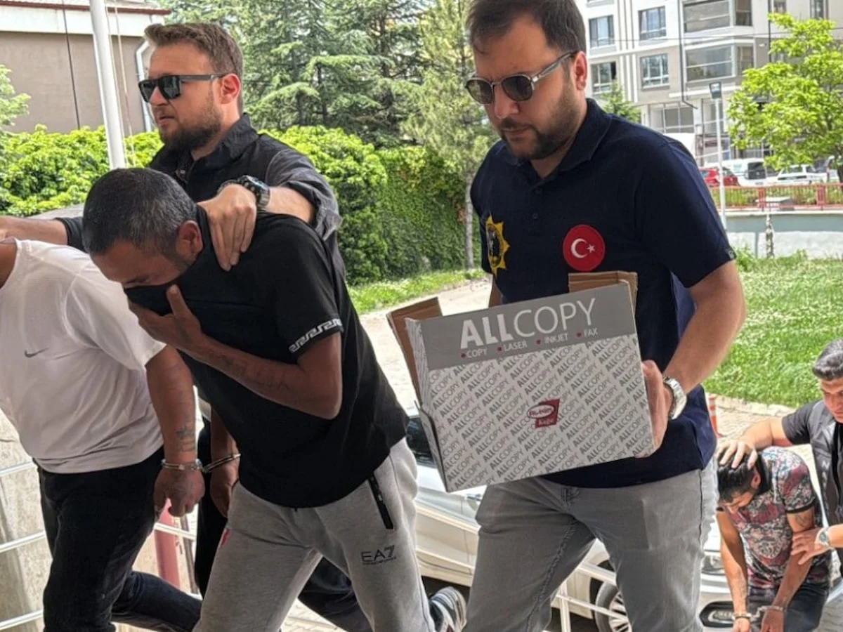 Konya'da otomobilin vites körüğünde uyuşturucu sevkiyatı: 2 tutuklama