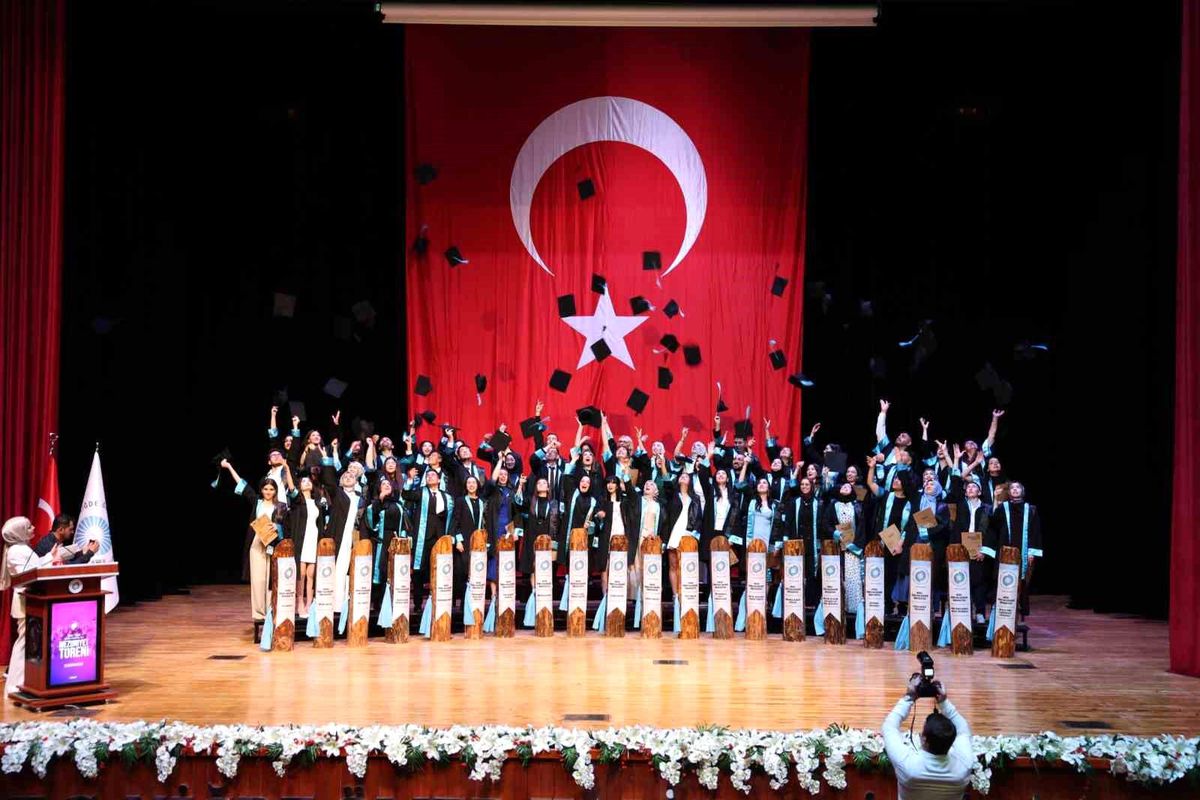 Niğde Ömer Halisdemir Üniversitesi'nde Coşkulu Mezuniyet Töreni