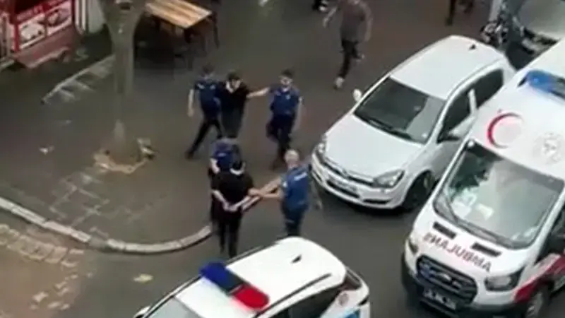 Avcılar'da kavga sırasında bıçak istedi; alamayınca masa ve sandalyeleri devirdi
