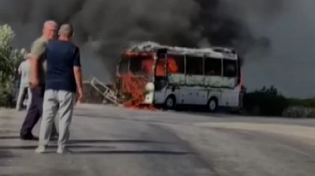 Seyir halindeki servis midibüsü alev alev yandı