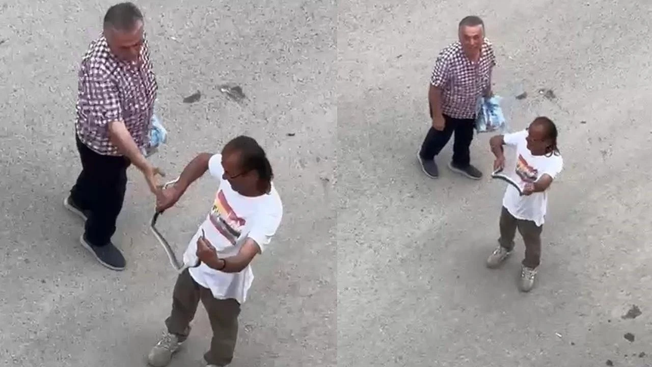 Belediye personeli eve giren yılanı çıplak elle yakaladı