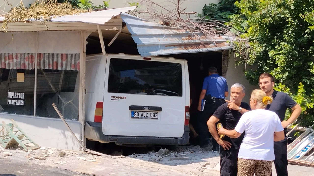 Minibüs kahveye daldı: 1 kişi öldü 3 kişi yaralandı
