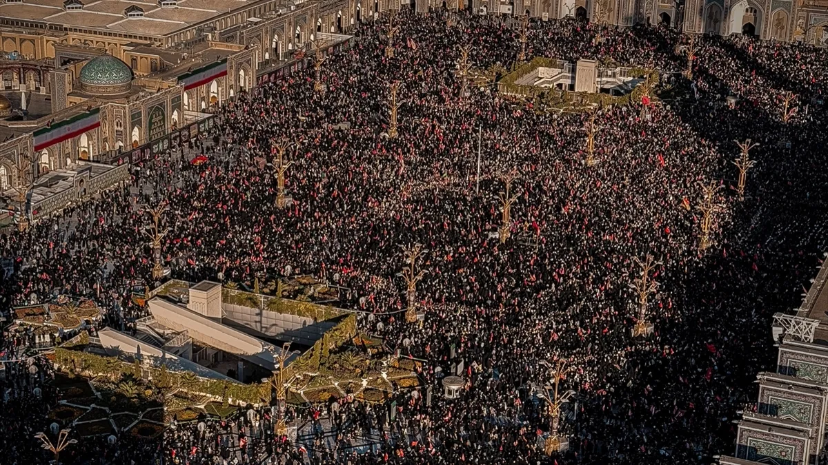 İran eski lider Hamaney'e veda etti! Meşhed'de on binler cenaze namazında buluştu