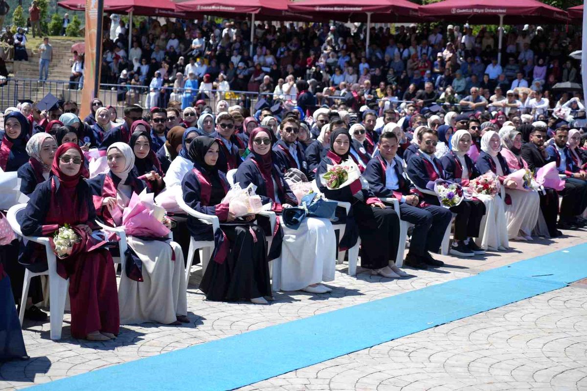 OMÜ İlahiyat Fakültesi'nde mezuniyet heyecanı