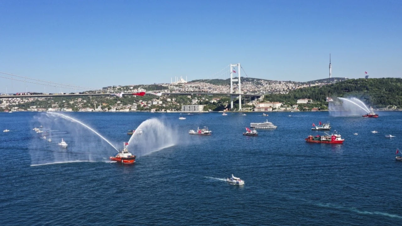 İstanbul Boğazı'nda 253 gemiyle "15 Temmuz Deniz Korteji"
