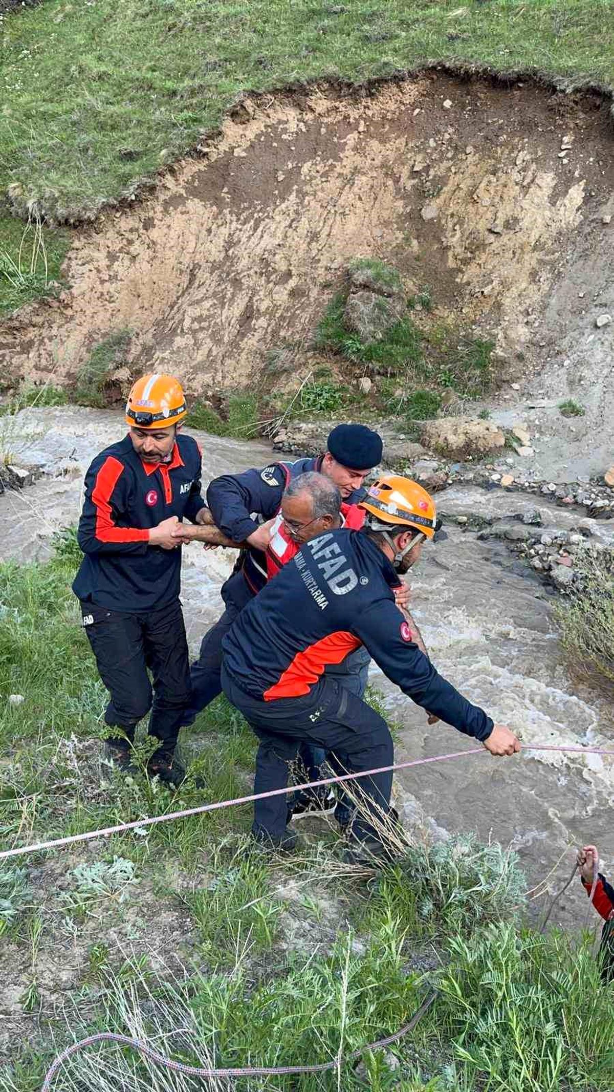 Erzurum'da mantar toplarken mahsur kalan çift kurtarıldı