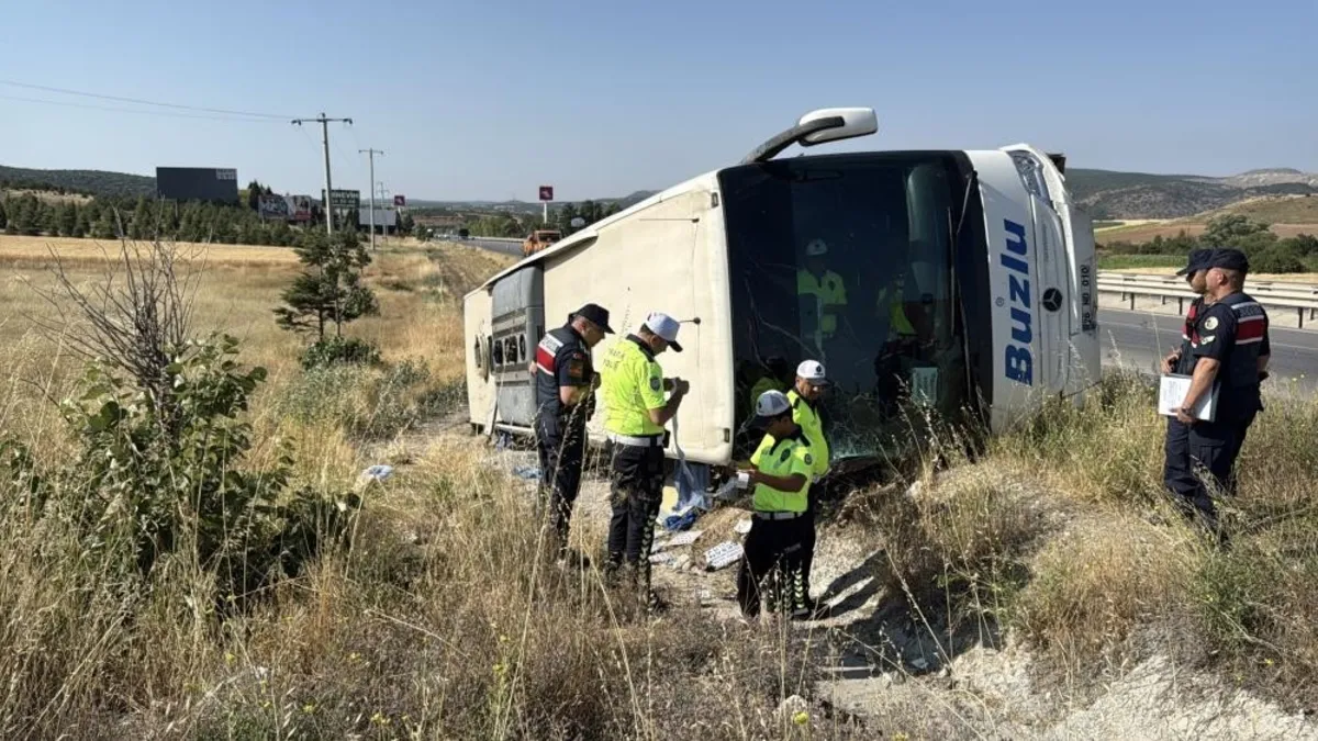 Eskişehir'de yolcu otobüsü devrildi! Yaralılar var