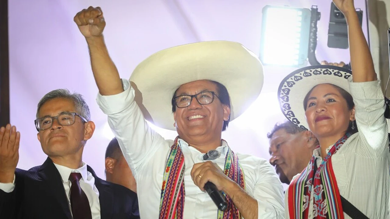 Peru seçimlerinde solcu aday öne geçti: Roberto Sanchez liderliği aldı