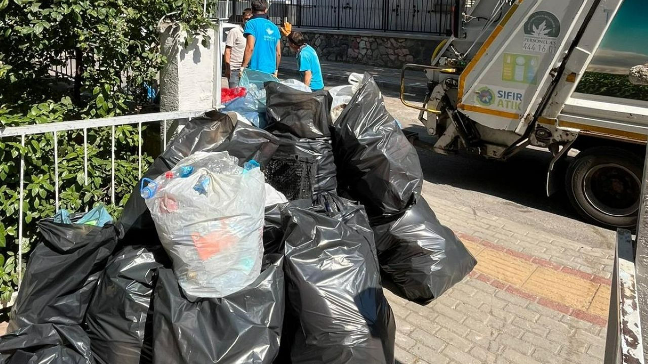 Osmangazi'de şaşırtan olay: Evin içinden 5 ton çöp çıkarıldı