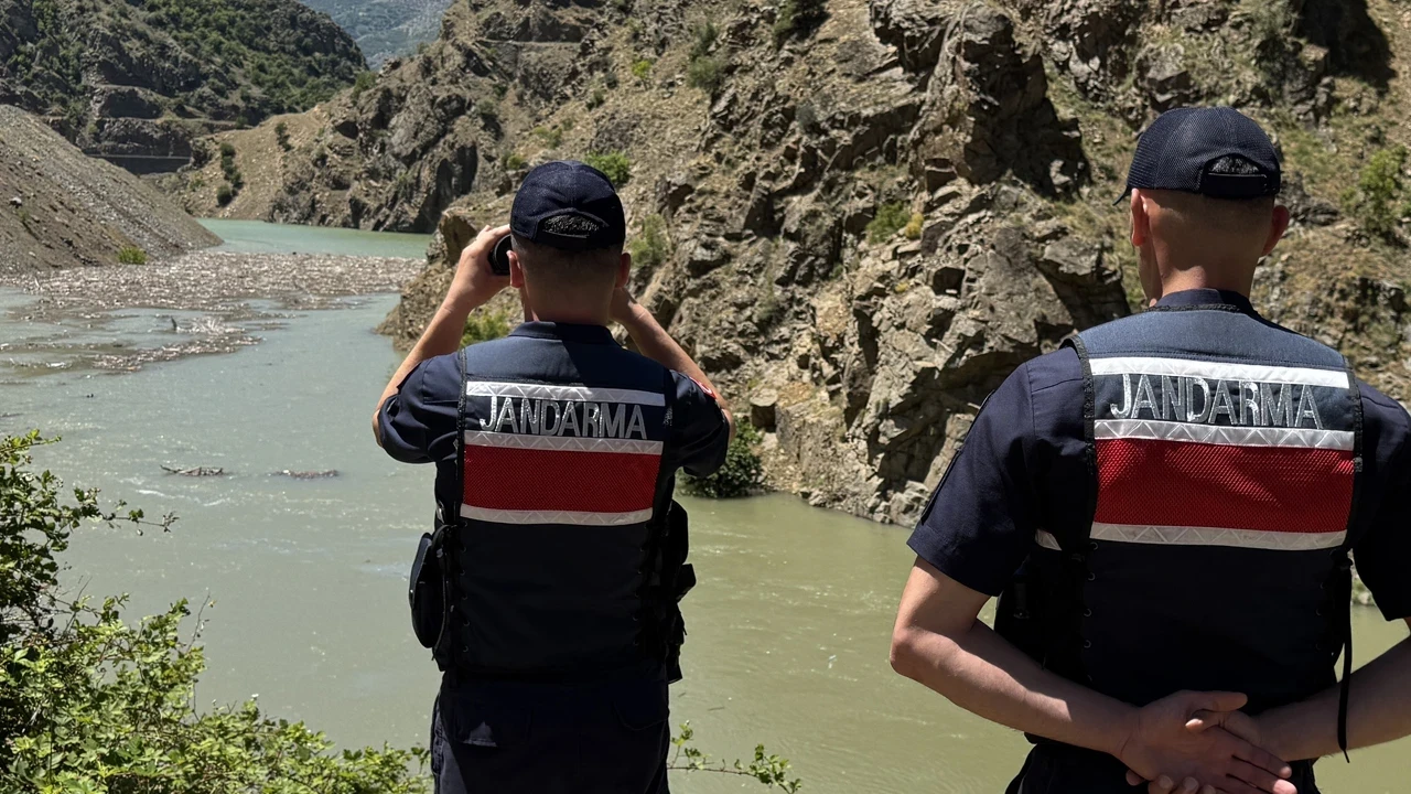 Baba ve oğul sırra kadem bastı: Kamyon bulundu kendileri yok
