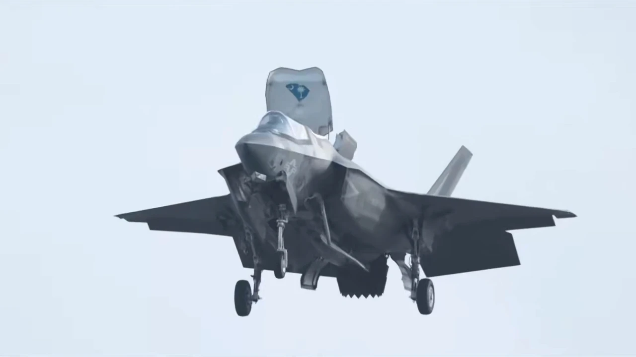 ABD'de Beyaz Saray yakınlarında F-35 savaş uçağı havada asılı kaldı