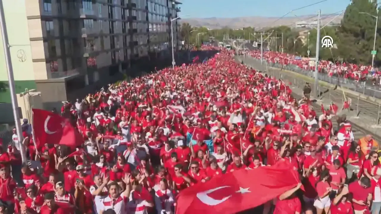 Türk taraftarlardan, A Milli Futbol Takımı'na destek yürüyüşü