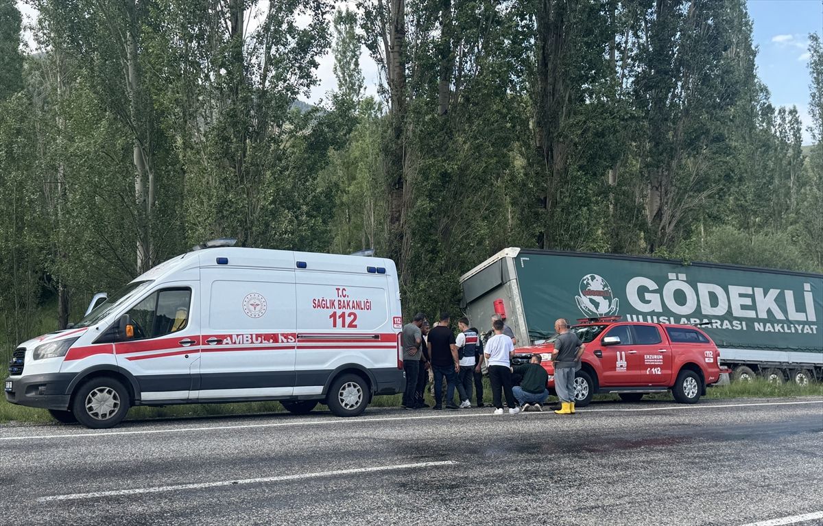 Erzurum'da ağaçlara çarpan tırın sürücüsü öldü