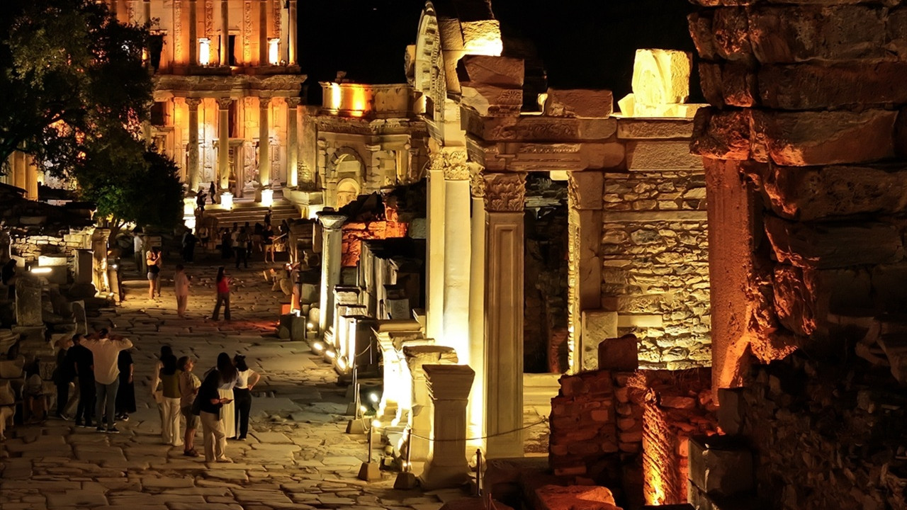 Efes Antik Kenti'nde gece müzeciliği başladı: 1 Ekim'e dek sürecek