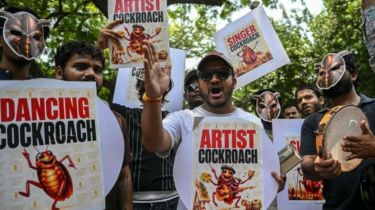 Hindistan'da protestolar sonuç verdi: Eğitim Bakanı Pradhan istifa etti