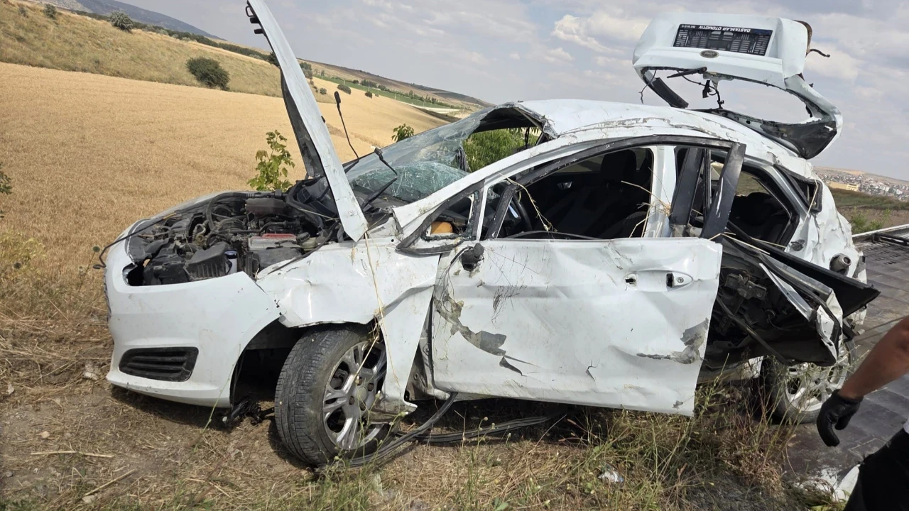 Elmadağ'da otomobil şarampole yuvarlandı: 3 kişi yaralandı