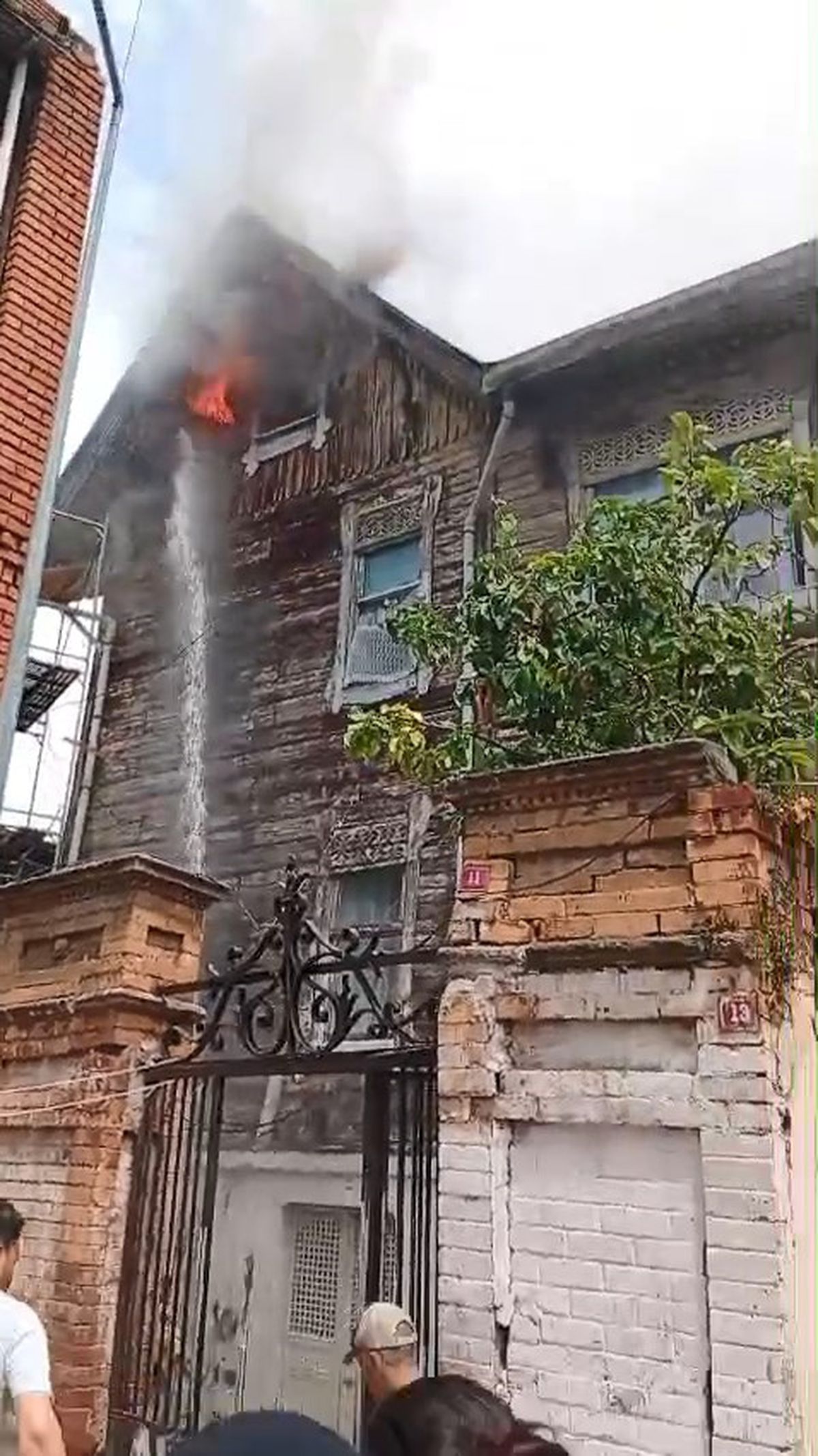 Fatih'te 2 katlı ahşap binanın çatısında çıkan yangın söndürüldü