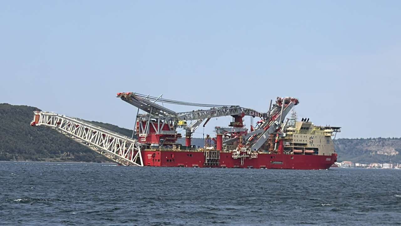 Doğal gaz boru hattı döşeme gemisi Çanakkale Boğazı'ndan geçti