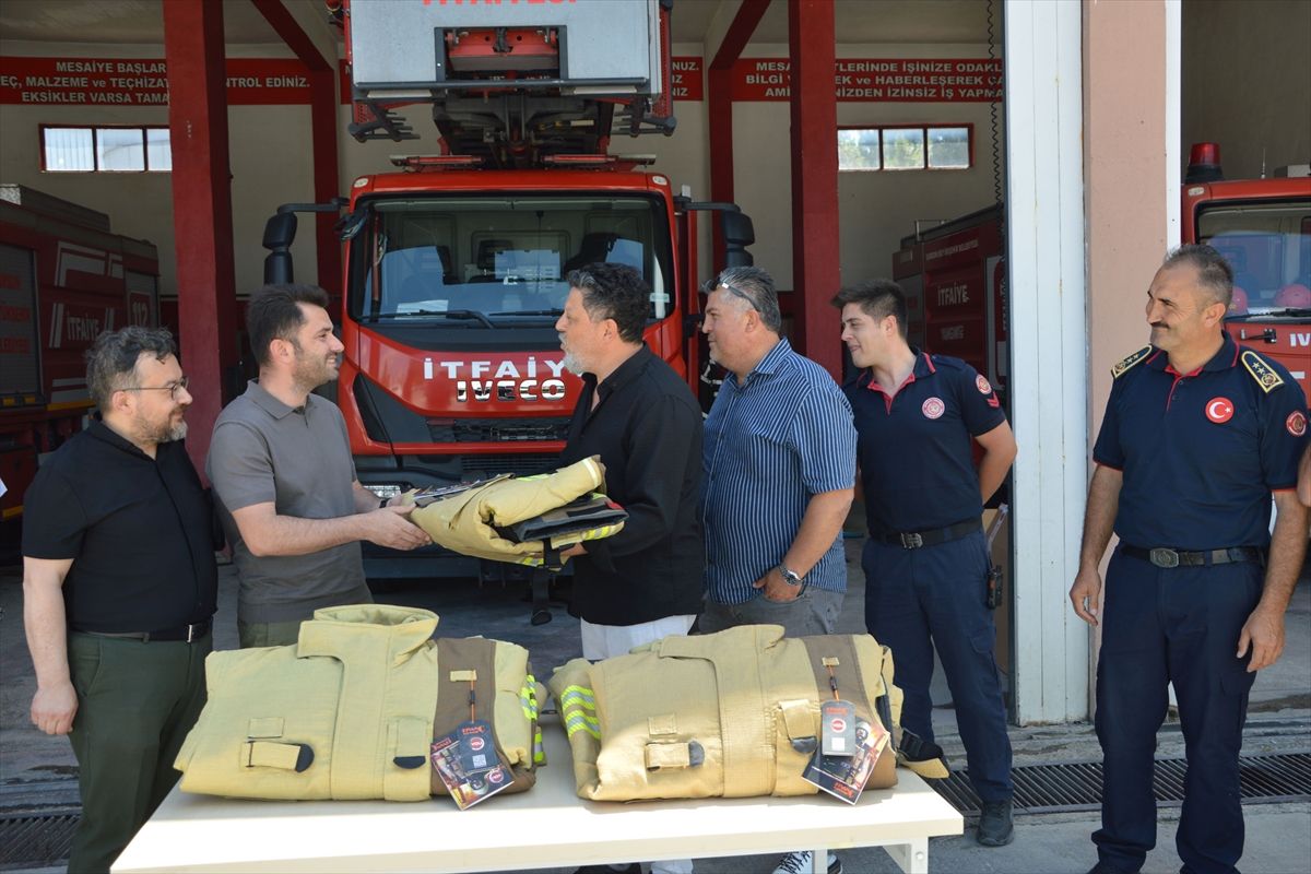 İtfaiyeye verilen koruyucu kıyafetler yeni itfaiyecilerin eğitiminde kullanılacak