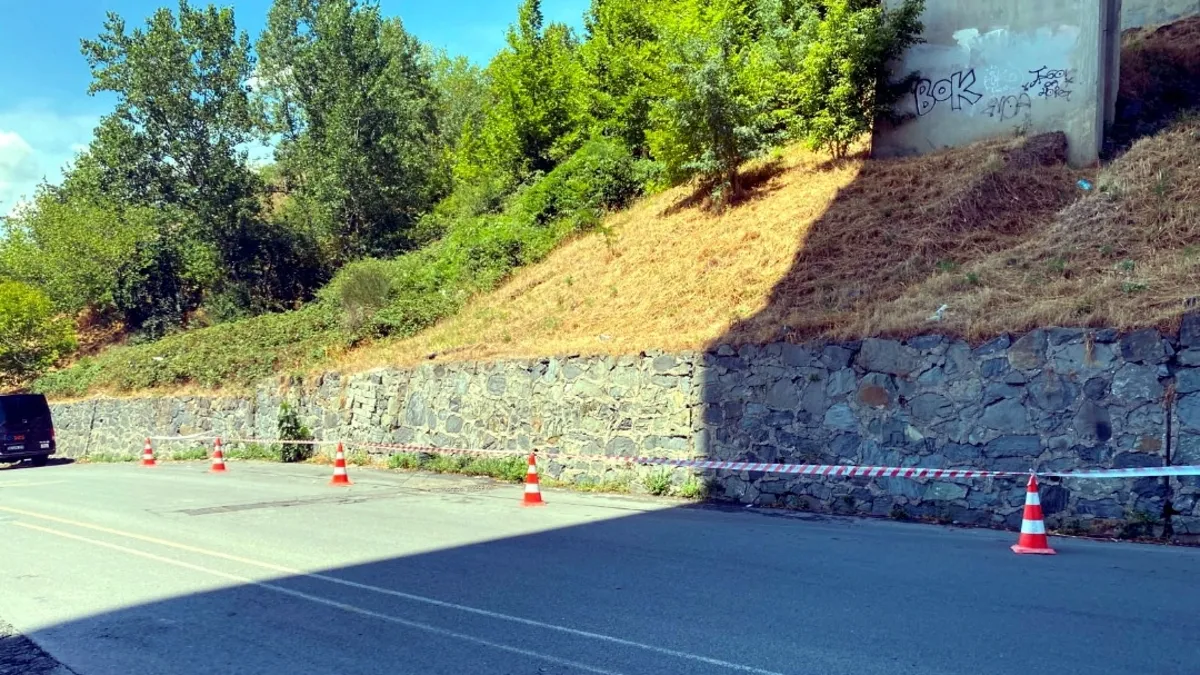 Eyüpsultan'da viyadükten dökülen beton parçaları tehlike saçtı! Park halindeki araç zarar gördü