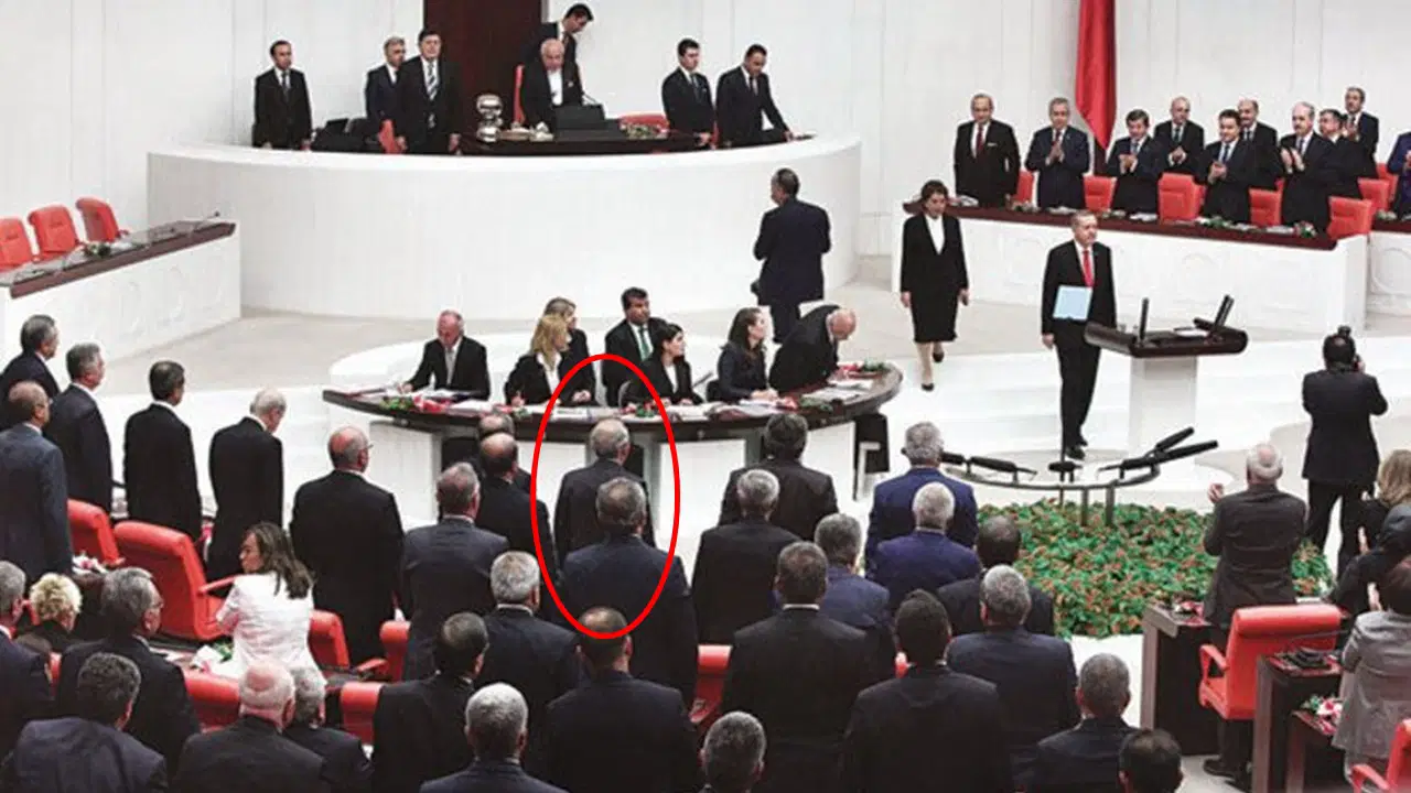 Kılıçdaroğlu ‘Erdoğan için ayağa kalkmadım’ dedi… Eski CHP’li vekil fotoğrafla yanıt verdi: ‘Yalan söylüyor’