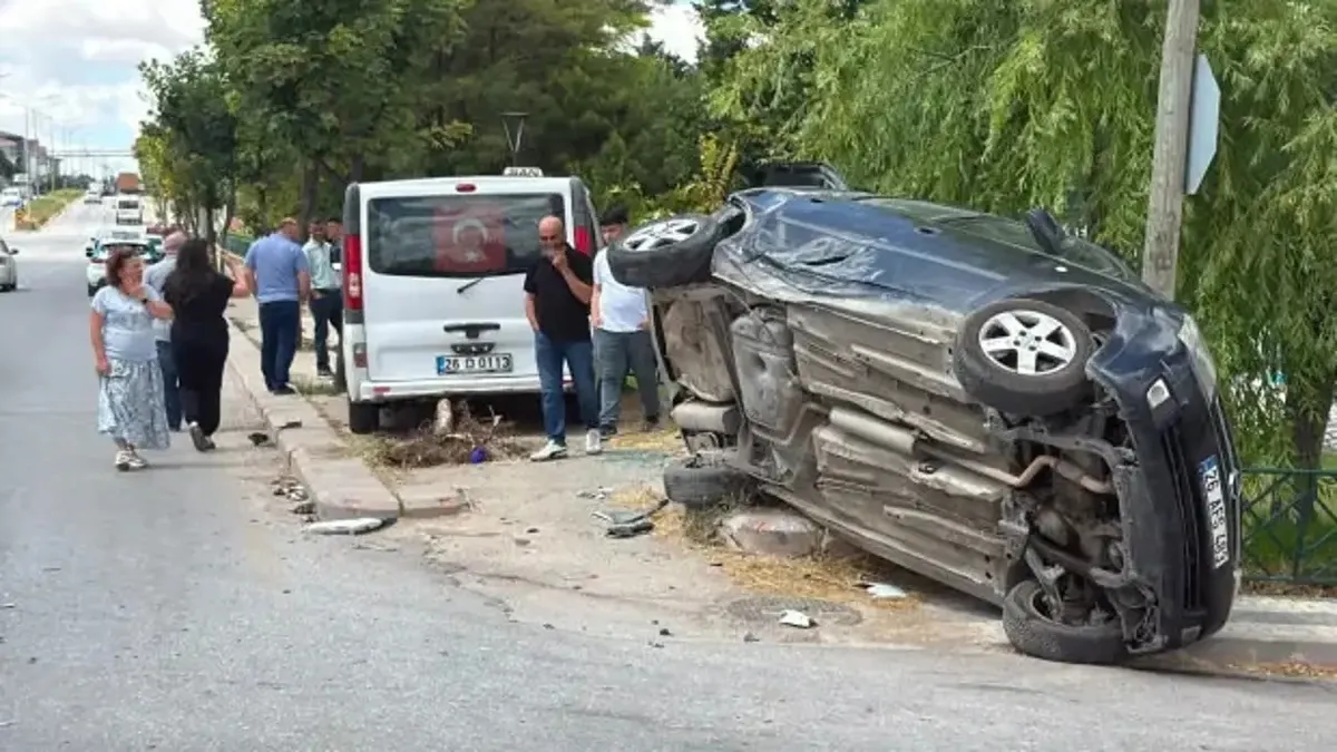 Eskişehir’de dolmuşun çarptığı otomobil yan yattı: 8 kişi yaralandı!