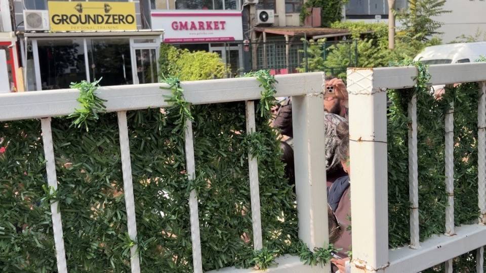Sınava dakikalar kala öğrenciler okul bahçesine alınmayınca gerginlik yaşandı
