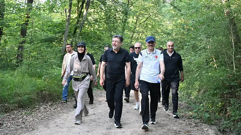 Kampa katılan bakanlar ormanda sabah yürüyüşü yaptı