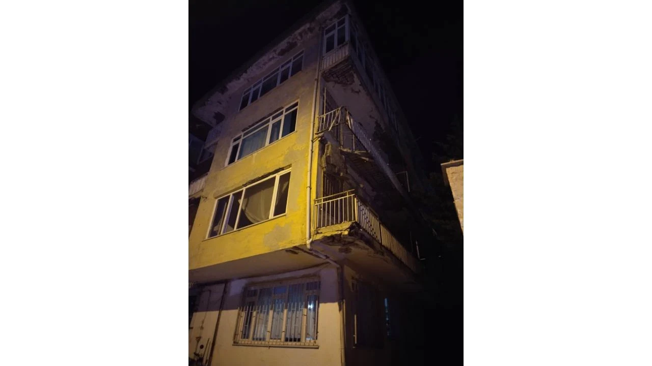 Üsküdar'da korkutan olay: 4 katlı binanın balkonu çöktü