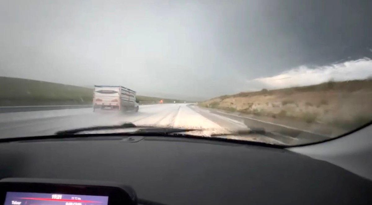 Meteoroloji uyarmıştı: Kars'ta dolu yağışı yolları beyaza bürüdü